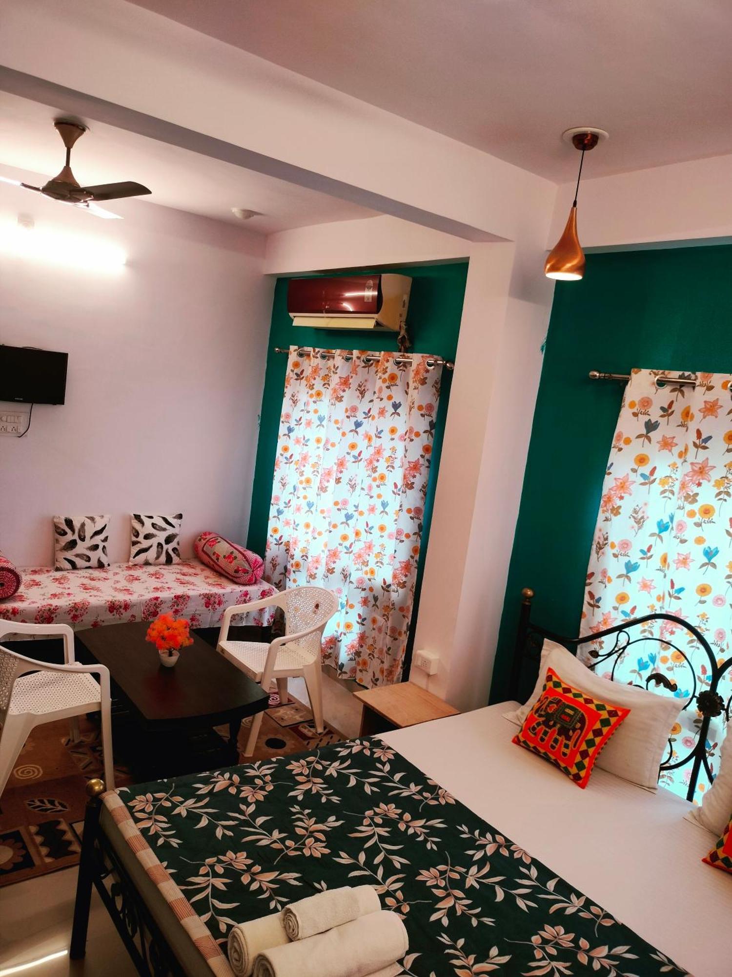Krishna Stay Guest House 우다이푸르 객실 사진